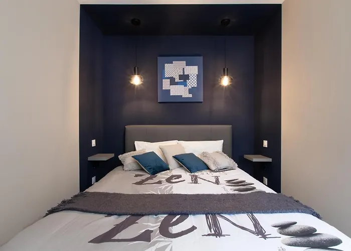 Le Red St Léon : Lit Queen Size * Wifi * Idéal Couple Colmar
